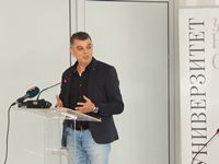 УРУЧЕНА ЗАХВАЛНИЦА УРЕДНИКУ РЕДАКЦИЈЕ НА РОМСКОМ ЈЕЗИКУ РТВ-А ПЕТРУ НИКОЛИЋУ