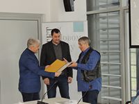 УРУЧЕНА ЗАХВАЛНИЦА УРЕДНИКУ РЕДАКЦИЈЕ НА РОМСКОМ ЈЕЗИКУ РТВ-А ПЕТРУ НИКОЛИЋУ