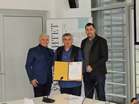 УРУЧЕНА ЗАХВАЛНИЦА УРЕДНИКУ РЕДАКЦИЈЕ НА РОМСКОМ ЈЕЗИКУ РТВ-А ПЕТРУ НИКОЛИЋУ