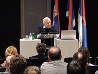 ПРОФ. ДР ИСАК АДИЖЕС ГОСТ УНС-А И КЛУБА ПРОФЕСОРА ЕМЕРИТУСА